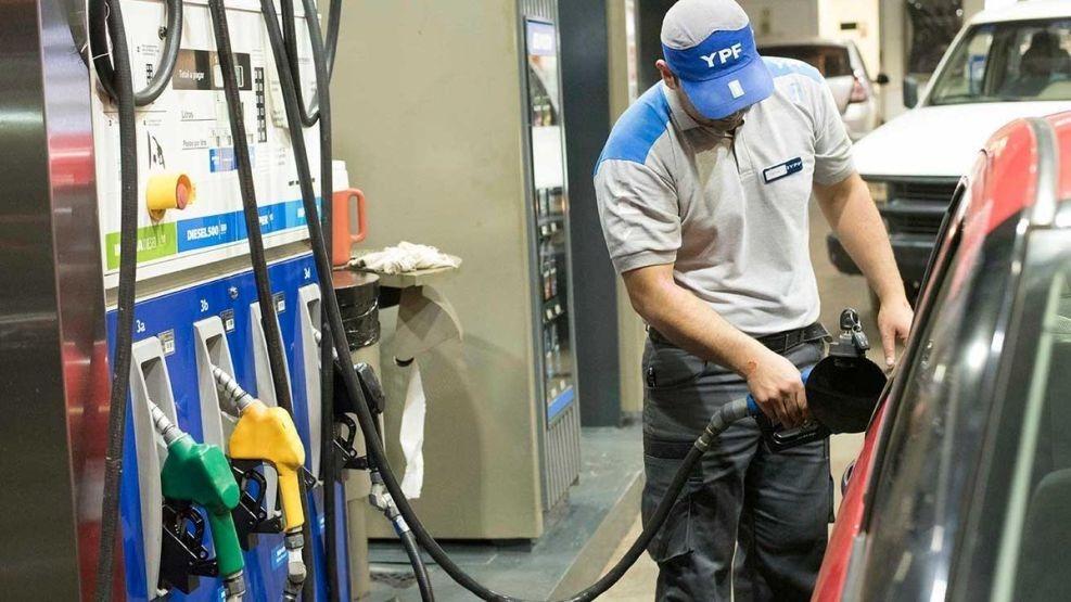 El crudo aflojó y se abre la chance de una baja en las naftas