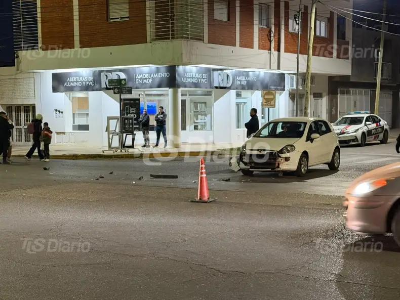 Una moto y un auto chocaron en un cruce de Capital: una mujer terminó hospitalizada