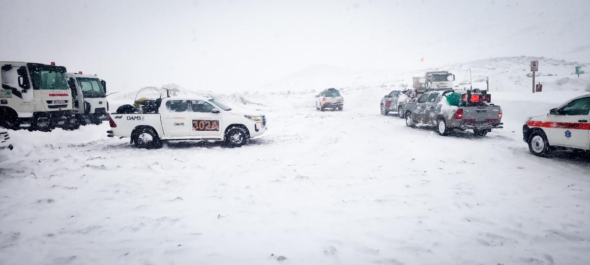 Los Azules frenó tareas y sacó del campamento a 37 empleados por la nieve