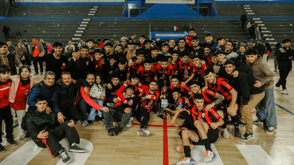 Trinidad se coronó en la Primera B y levantó el trofeo en el Aldo Cantoni