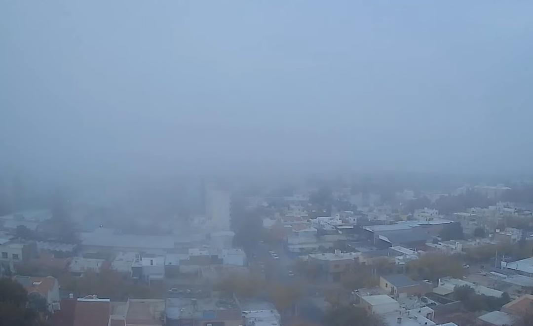 Desde arriba, la ciudad quedó tapada por una densa capa de niebla