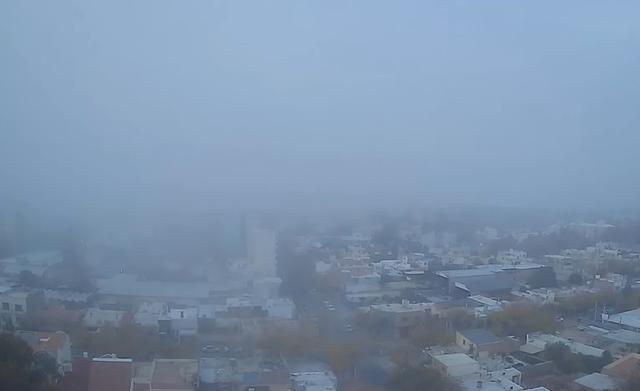 Desde arriba, la ciudad quedó tapada por una densa capa de niebla