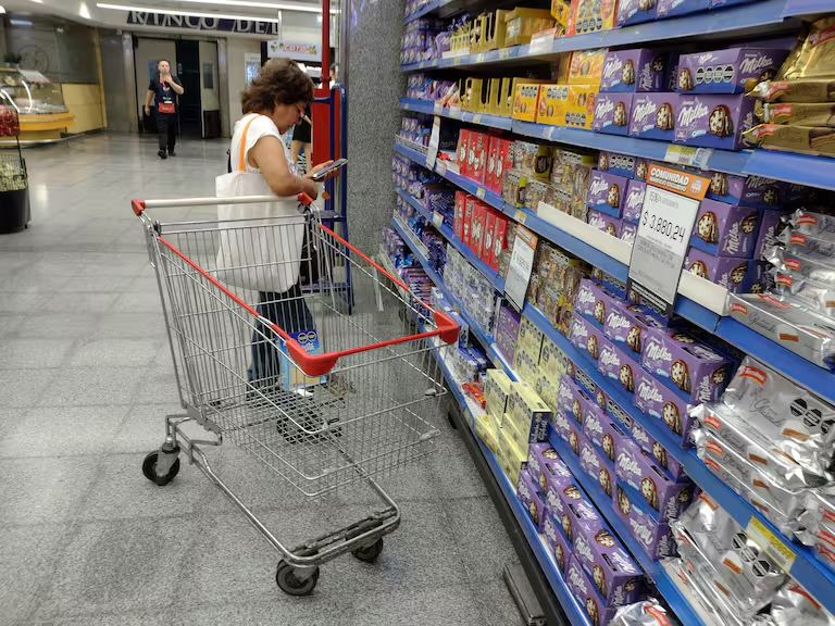 La clase media ajusta cada compra: menos súper, envases chicos y una guerra de ofertas