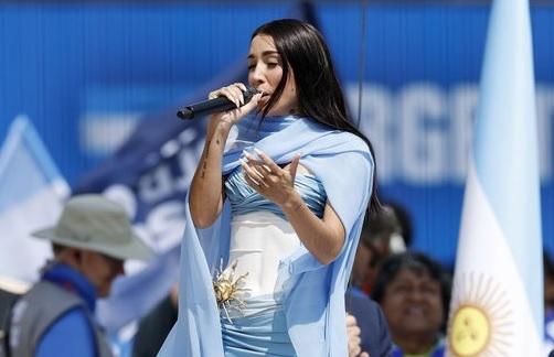 María Becerra interpretó el Himno Nacional en la antesala de la final
