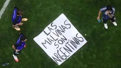 Qué hubo detrás de la bandera de Malvinas que apareció en la celebración argentina
