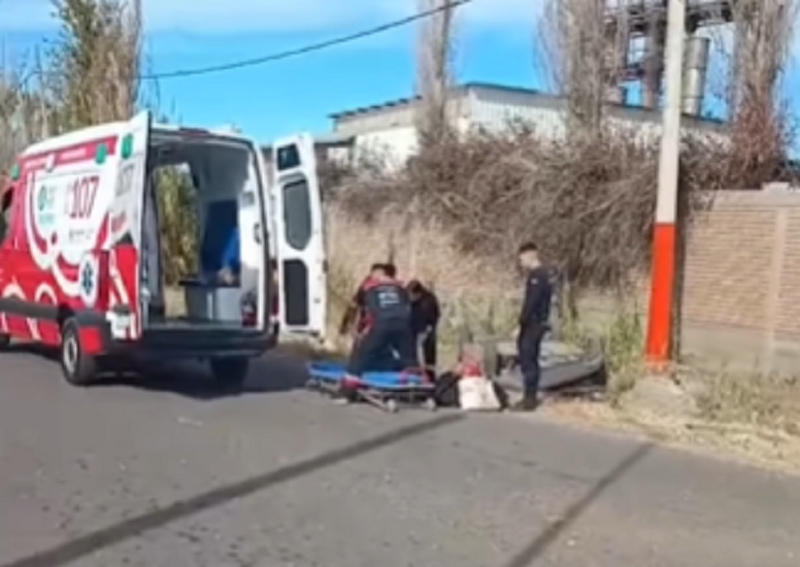Un auto terminó dado vuelta en una zanja tras un fuerte choque