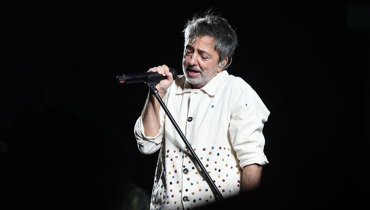 Adrián Dárgelos cayó en el escenario durante un show de Babasónicos en Comodoro Rivadavia