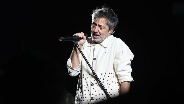Adrián Dárgelos cayó en el escenario durante un show de Babasónicos en Comodoro Rivadavia