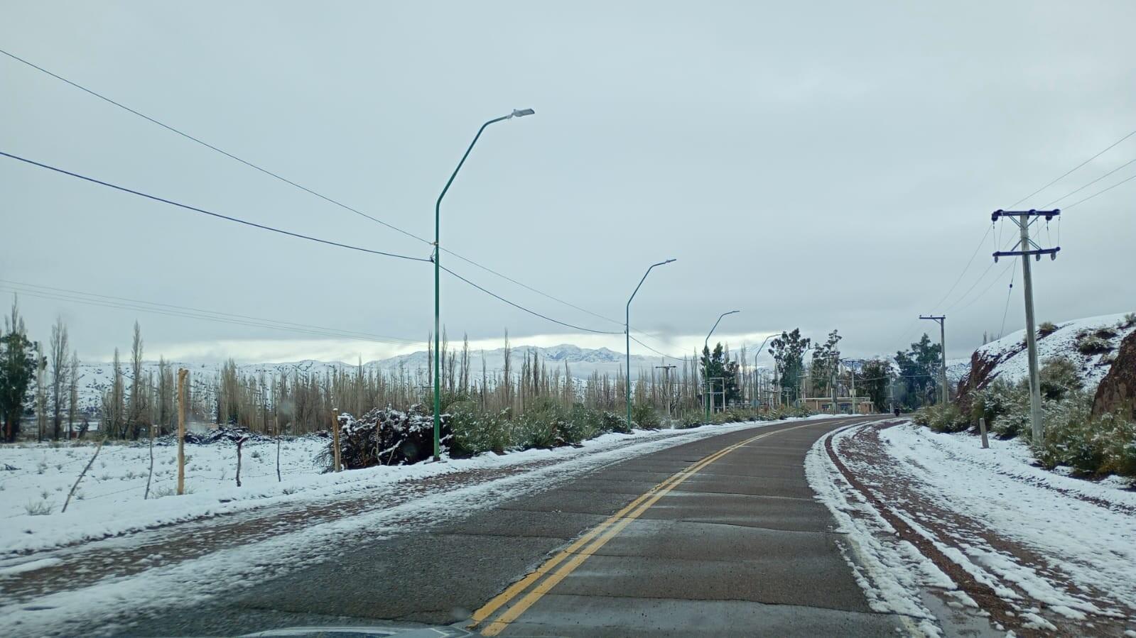 Temporal histórico en Calingasta: sin luz, con problemas de agua y techos que no resisten la nieve