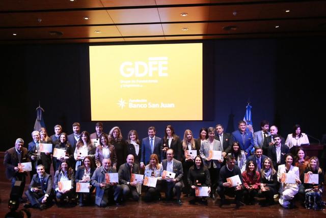 Orrego resaltó los resultados educativos y distinguió a organizaciones que acompañan la alfabetización