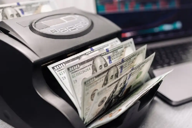 Once países de Eurasia reducen el uso del dólar en sus operaciones comerciales