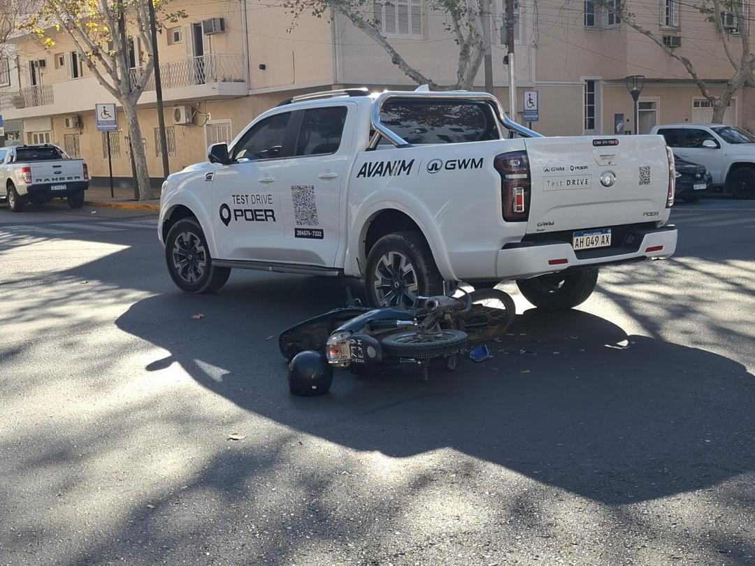 Una moto y una camioneta protagonizaron un violento choque