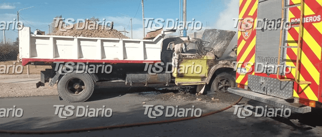 Un camión ardió en Rawson y su conductor salió a tiempo sin heridas