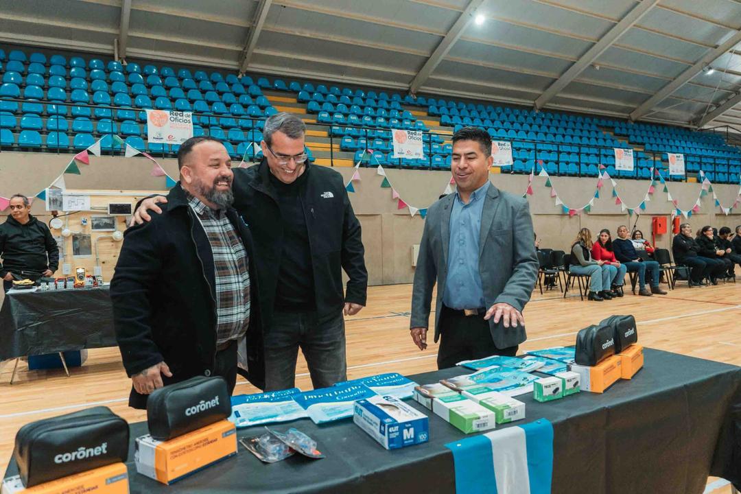 Rawson entregó certificados a más de 600 vecinos que completaron cursos de oficios