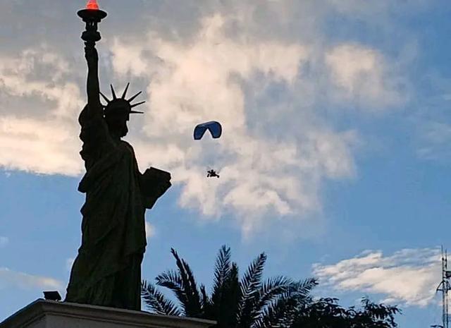 Un piloto de Pocito sobrevoló los festejos de la Selección con una bandera argentina en paramotor