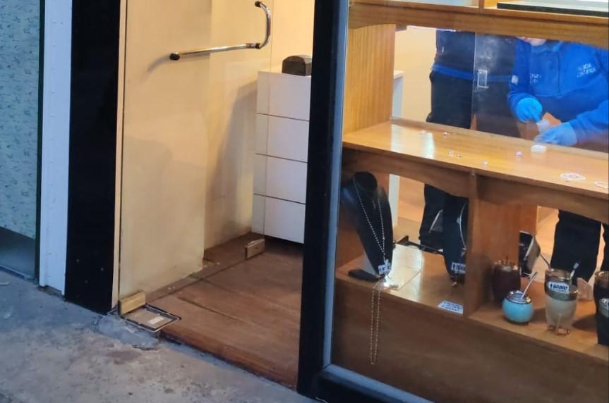 Una pareja encapuchada vació una joyería de Capital y se llevó relojes y alhajas