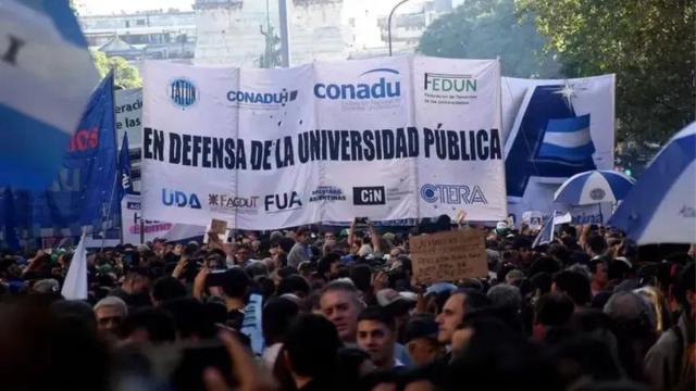 La Casa Rosada evalúa una oferta para frenar la disputa con las universidades