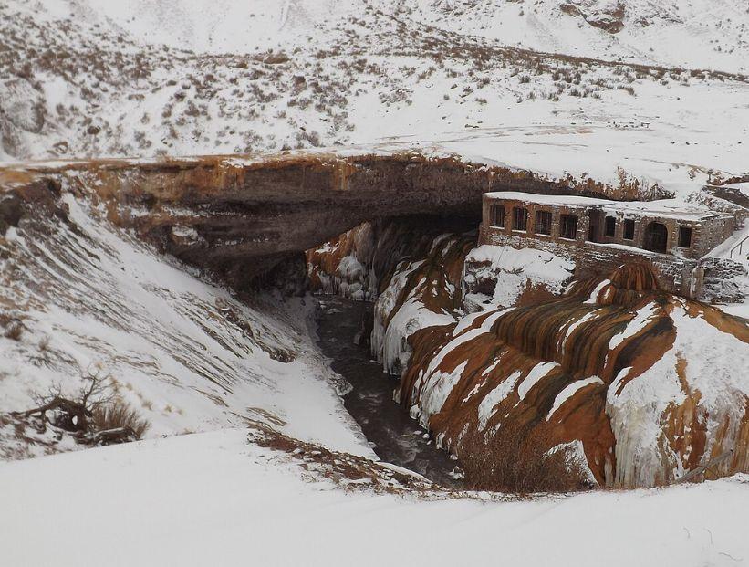Más de 200 turistas tuvieron que dejar Puente del Inca por la nieve y el viento blanco