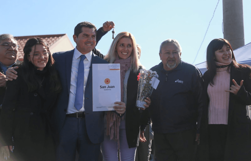 Orrego encabezó la entrega de 105 viviendas en el barrio Sierra de la Invernada
