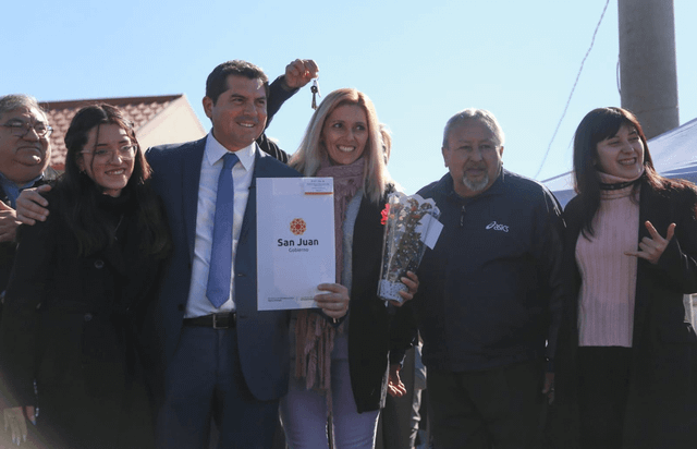 Orrego encabezó la entrega de 105 viviendas en el barrio Sierra de la Invernada