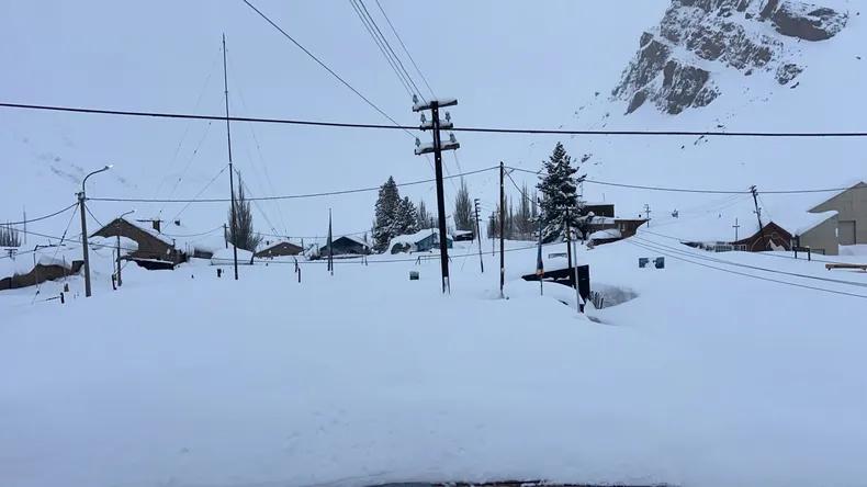 Trasladaron a más de 200 visitantes de Puente del Inca por nieve y viento blanco