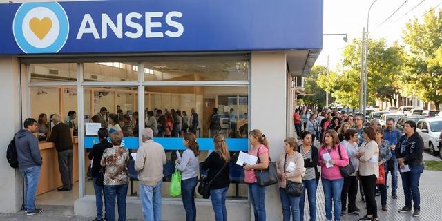 La Casa Rosada profundiza los retiros voluntarios y extiende el ajuste a más organismos