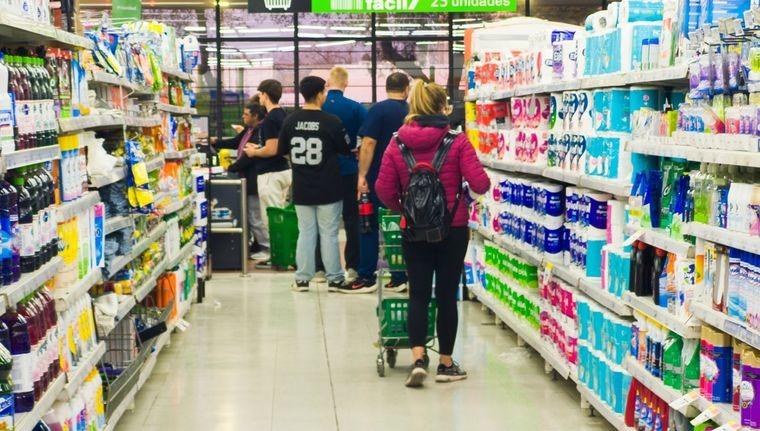 Aunque baja la inflación, las compras siguen para atrás y el consumo no levanta cabeza
