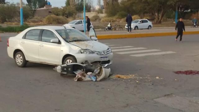 Un choque entre un auto y una moto en Jáchal dejó a un hombre con fracturas