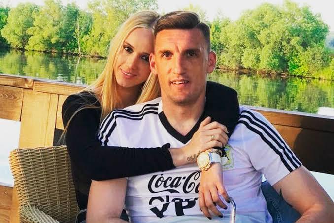 Le abrieron la valija a la esposa de Franco Armani y le sacaron ropa, perfumes y un bolso en un vuelo