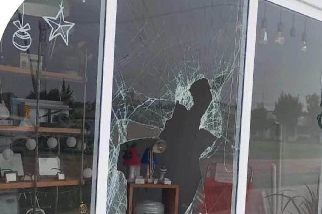 Rompieron una puerta de vidrio y desvalijaron un local: se llevaron mercadería y la recaudación