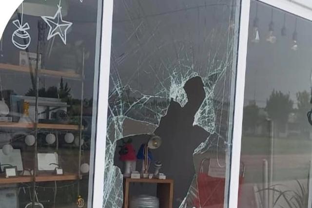 Rompieron una puerta de vidrio y desvalijaron un local: se llevaron mercadería y la recaudación