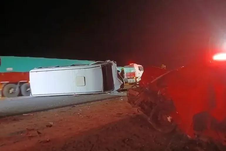 Un choque entre un micro y un auto dejó dos muertos y 16 niñas heridas en Córdoba