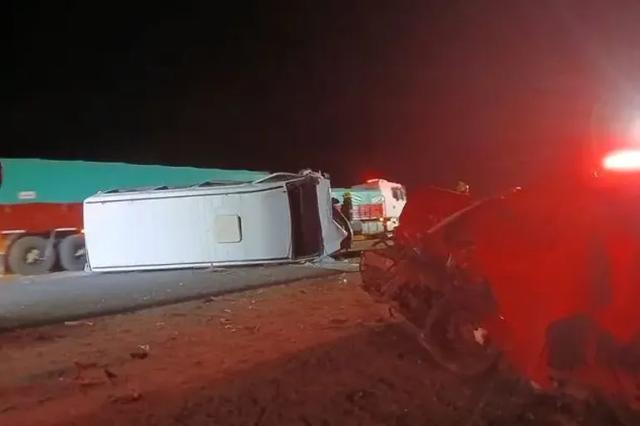 Un choque entre un micro y un auto dejó dos muertos y 16 niñas heridas en Córdoba