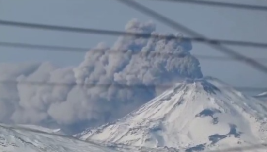 El volcán Nevados de Chillán registró una fumarola y sigue bajo alerta técnica amarilla