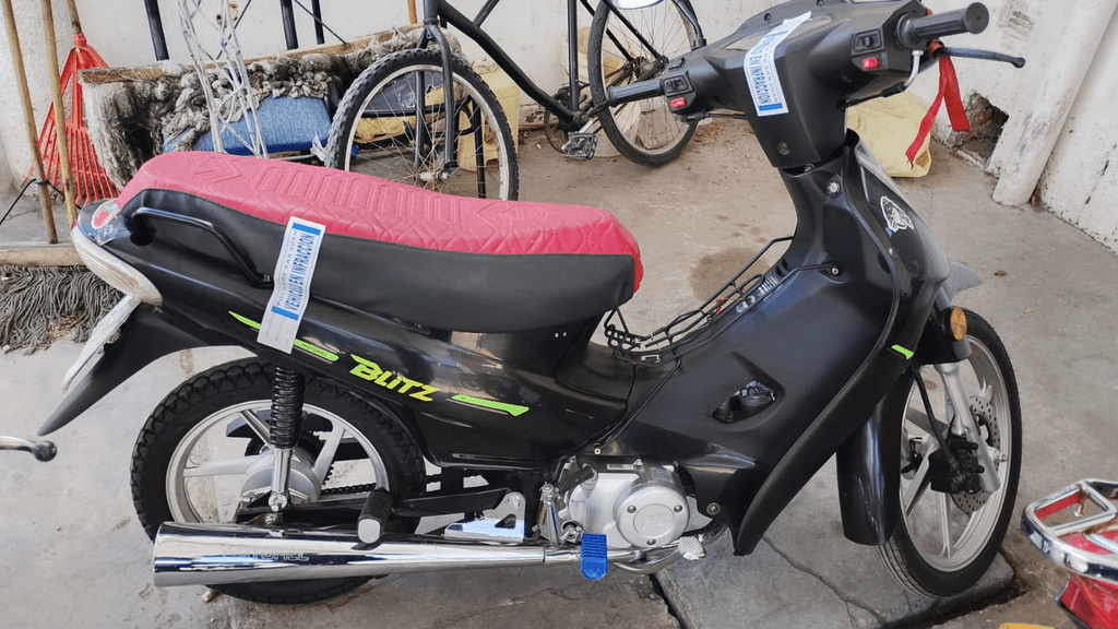 Los pescaron con una moto robada en Capital, quisieron escaparse y terminaron golpeando a policías
