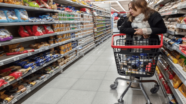 Consultoras prevén una baja en mayo, pero los alimentos siguen tensionando los precios
