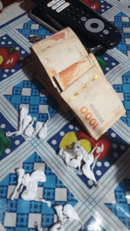 Hallan cocaína, marihuana y dinero en un allanamiento en Chimbas por una causa de amenazas
