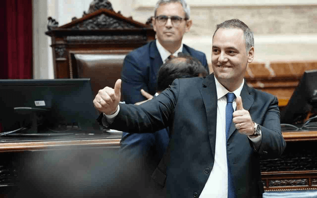 La oposición postergó la sesión para interpelar a Adorni y sumó a Caputo y Pettovello
