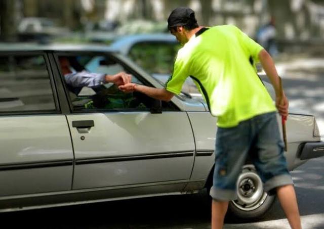 Condenaron a un vecino por hostigar a un cuidacoches en una cuadra de Capital
