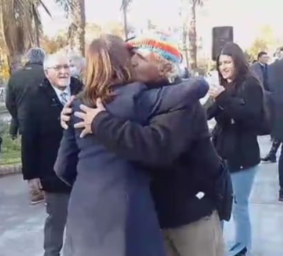 Un semitero obsequió una semita a Susana Laciar tras el izamiento en la Plaza 25 de Mayo