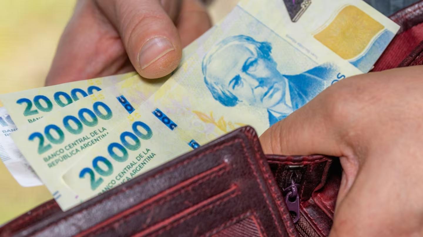 Milei oficializó por decreto aumentos mínimos para estatales 