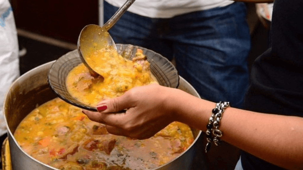 Cáritas prepara un locro patrio en San Juan para bancar sus programas sociales