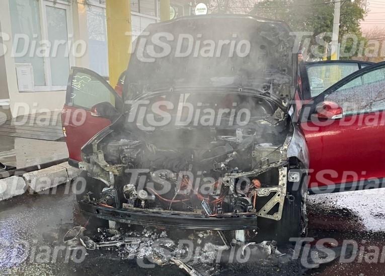 Investigan cómo se originó el fuego que destruyó un Renault Fluence en Capital