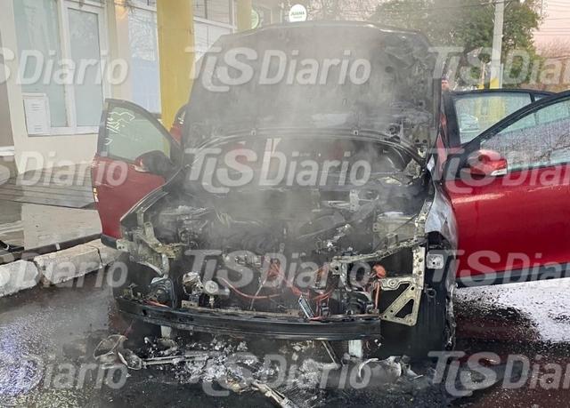 Investigan cómo se originó el fuego que destruyó un Renault Fluence en Capital
