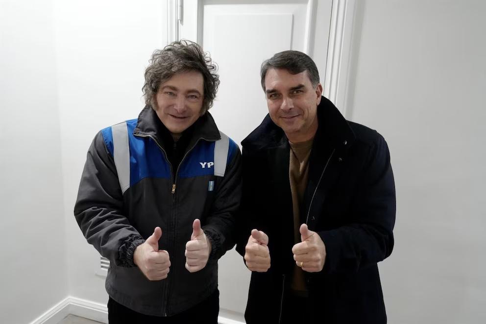 Milei aterriza en Brasil para bancar a Flávio Bolsonaro en un momento complicado