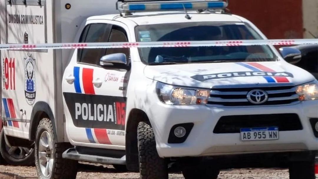 Hallan sin vida a un hombre de 60 años en una vereda de Rivadavia
