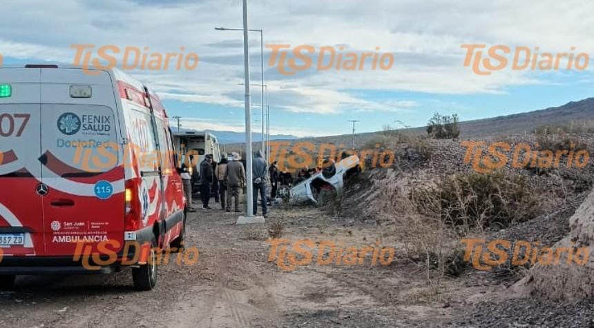 Un vuelco en la Ruta 60 dejó a una conductora atrapada y hubo rescate de urgencia