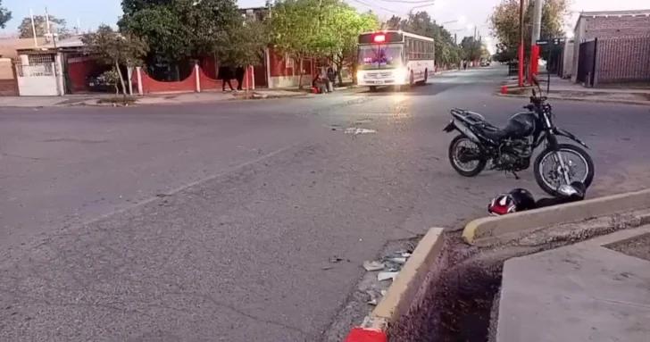 Un colectivo de la Red Tulum y una moto chocaron en una esquina de Chimbas