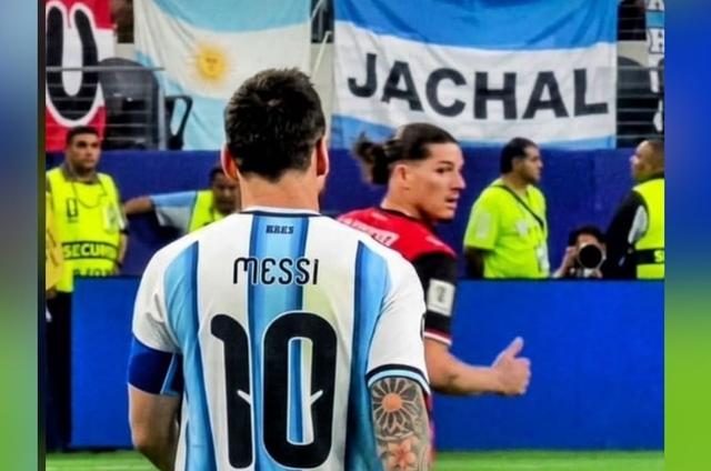 Una bandera de Jáchal apareció en la foto más comentada del triunfo argentino