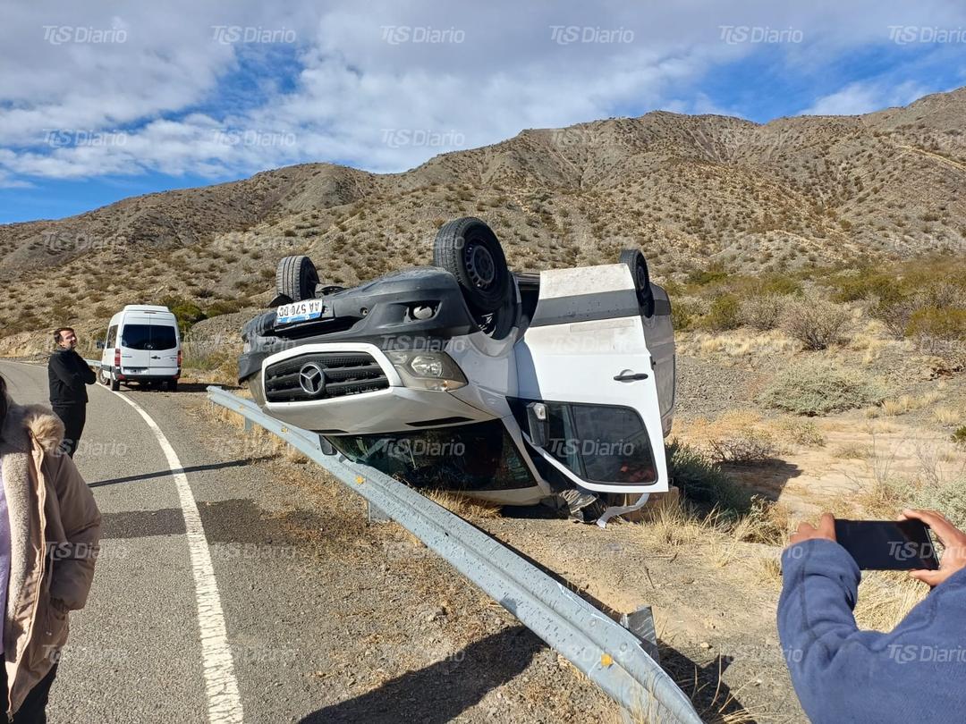 Una tráfic volcó sobre un guardarraíl en la Ruta 149 y su conductor fue trasladado a San Juan